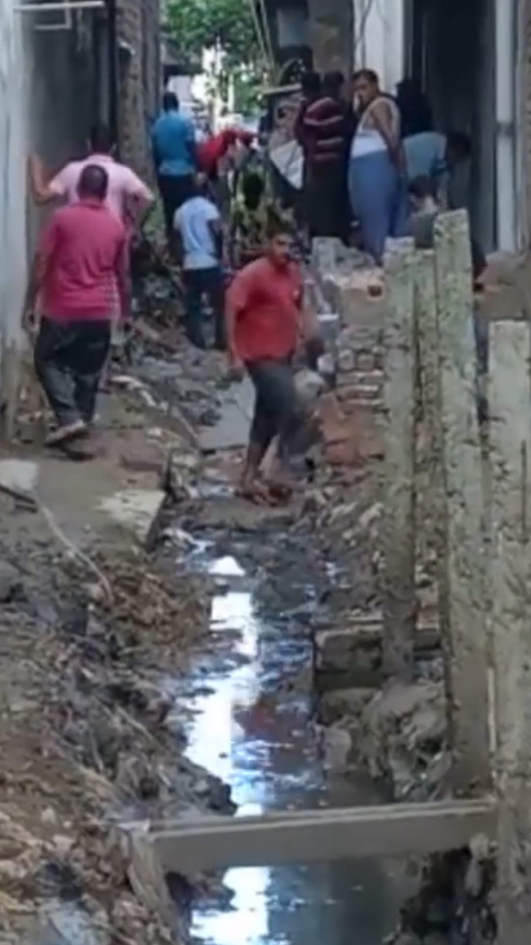 नालासँगै भएको अतिक्रमण हटाउदै महानगर